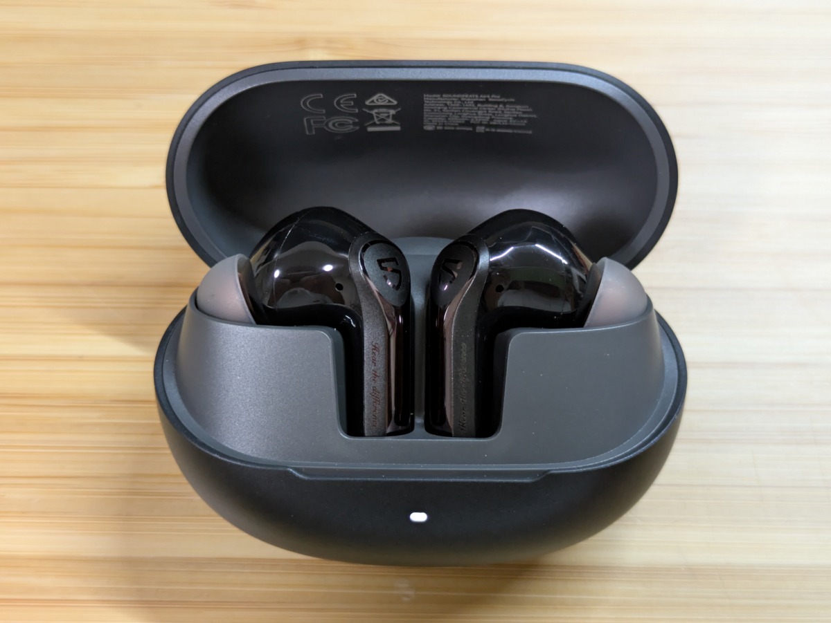 SOUNDPEATS Air6 Pro レビュー 総合評価 充電ケースを開けてイヤホン2つが収まった状態を真上から