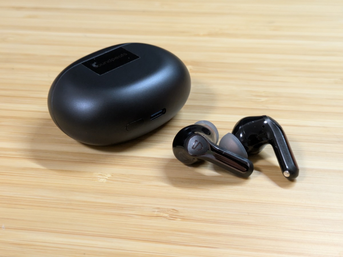 SOUNDPEATS Air6 Pro レビュー まとめ 充電ケースとイヤホン片方を並べたアングル