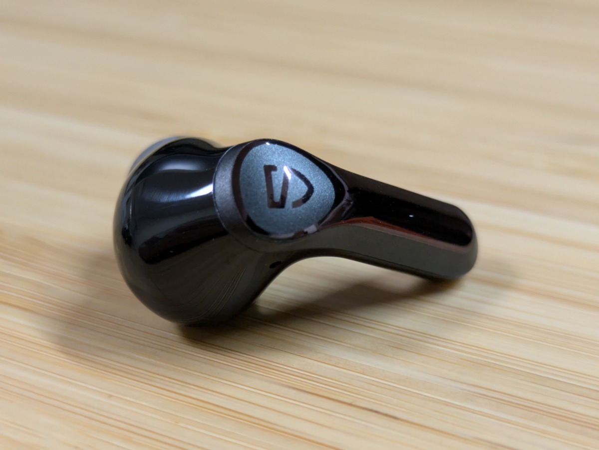 SOUNDPEATS Air6 Pro レビュー 装着感 イヤホン本体を外側から見たタッチ面とステム