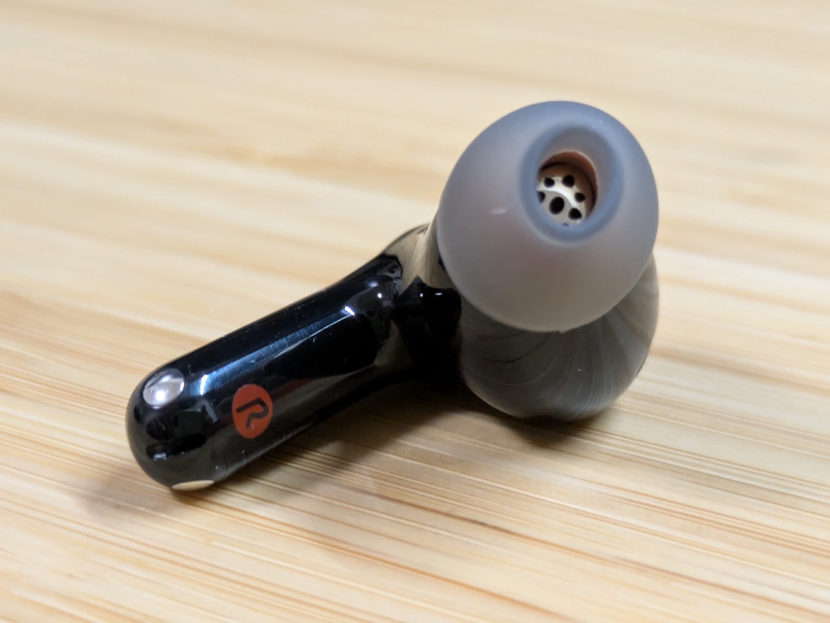 SOUNDPEATS Air6 Pro レビュー 音質 イヤホン本体のノズル側 イヤーピースとメッシュが見えるアングル