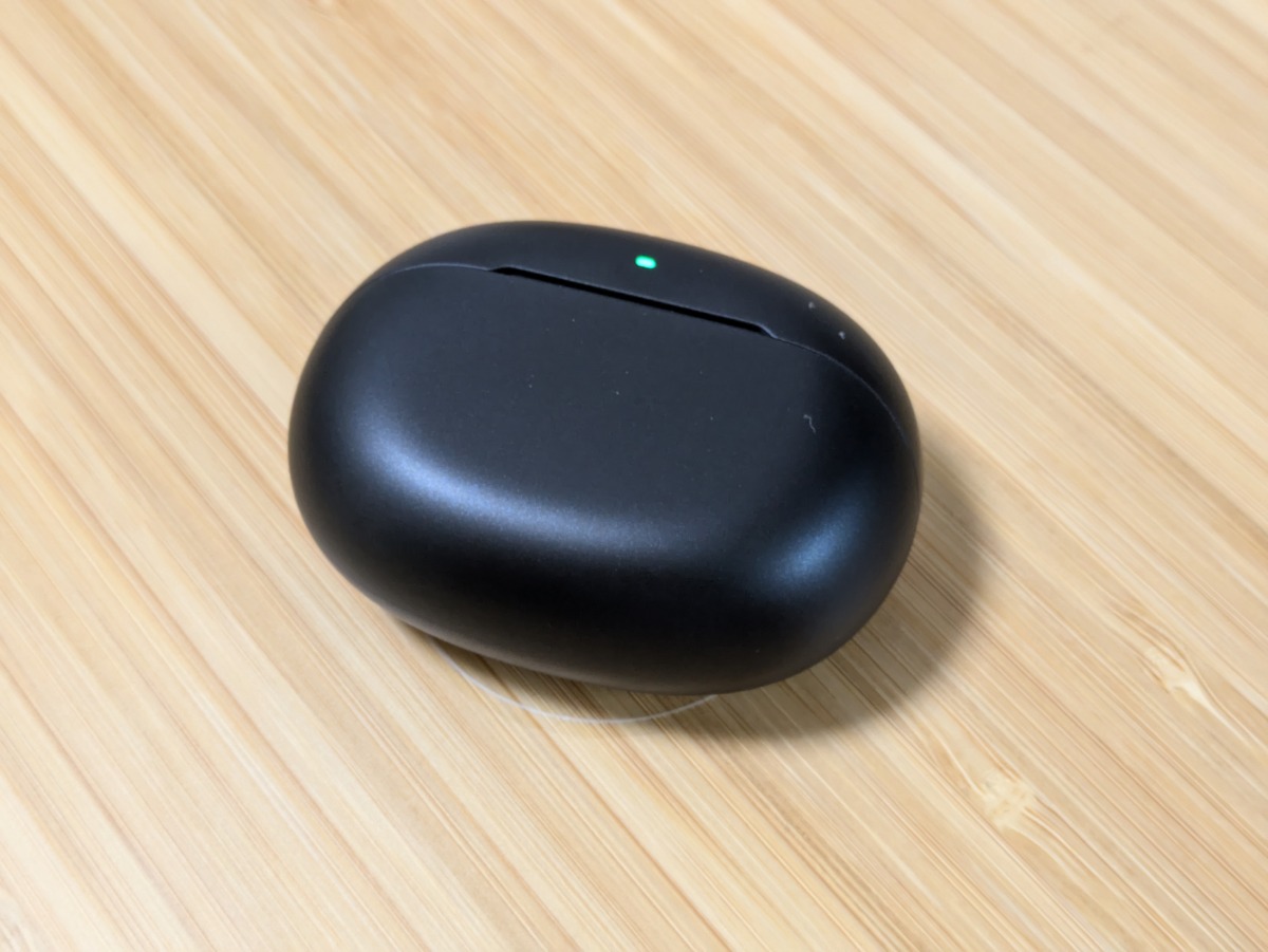 SOUNDPEATS Air6 Pro レビュー デザイン フタを閉じてインジケーターが緑に点灯した状態