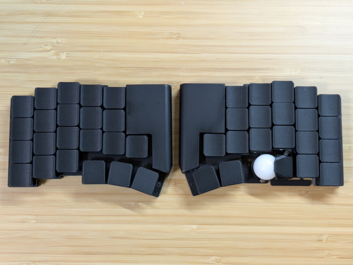 torabo-tsuki LP(XS) レビュー 完成した左右分割キーボードを真上から 右手側に19mm球の白いPOMトラックボール