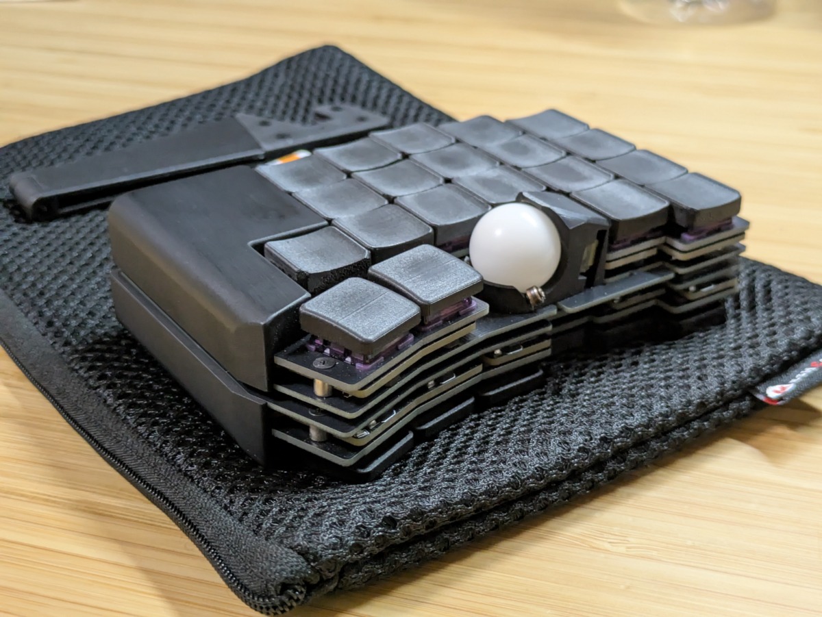 torabo-tsuki LP(XS) レビュー 左右を重ねた厚み ダイソーのiPad miniケースに載せた状態