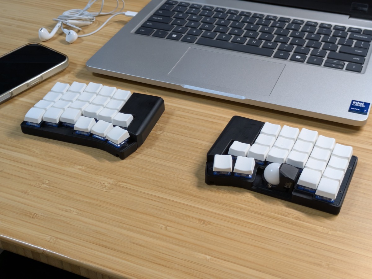RidgeCap レビュー まとめ ノートPCの手前に置いたtorabo-tsuki LP(XS)の左右